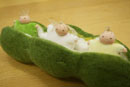 そら豆さんの赤ちゃん (そら豆のさやと赤ちゃん3つ)のキット|スウェーデンひつじの詩舎(日本)