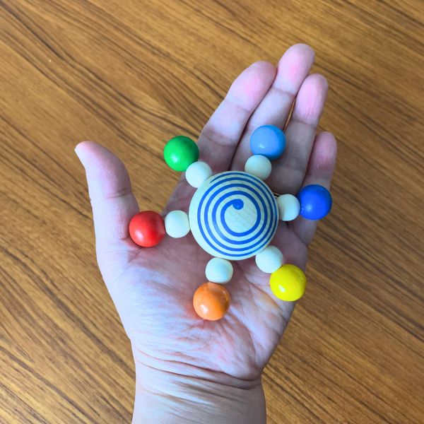 スターこまを回して遊ぶ様子